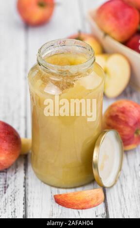 Teil mit hausgemachtem Apfelmus (selektive Fokus, Nahaufnahme) auf vintage Hintergrund Stockfoto