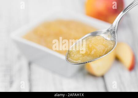 Teil mit hausgemachtem Apfelmus (selektive Fokus, Nahaufnahme) auf vintage Hintergrund Stockfoto