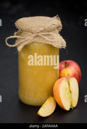 Teil mit hausgemachtem Apfelmus (selektive Fokus, Nahaufnahme) auf vintage Hintergrund Stockfoto