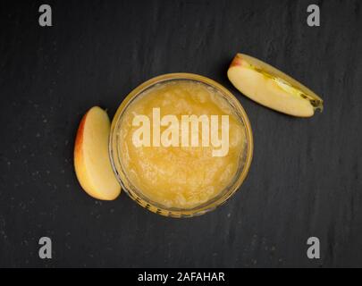 Teil mit hausgemachtem Apfelmus (selektive Fokus, Nahaufnahme) auf vintage Hintergrund Stockfoto