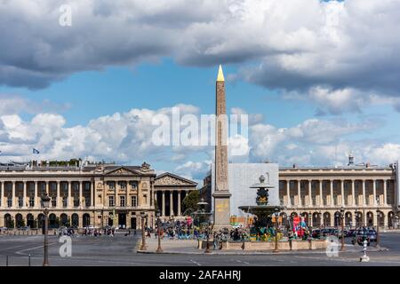 Der Obelisk von Luxor, eine alte Ägyptische Obelisk steht in der Mitte der Place de la Concorde in Paris, Frankreich. Ursprünglich war es in der e Stockfoto