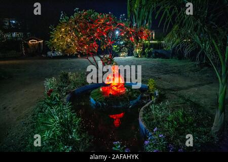 Schönen Buddha Statue in der Nacht Garten, Goa, Indien Stockfoto