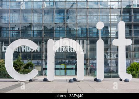 Die CNIT (Zentrum für neue Industrien und Technologien), eine interessante Beton und Glas mit einem sehr ungewöhnlichen Form in La Défense, einem bedeutenden Stockfoto