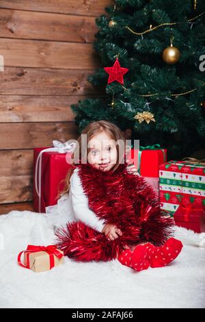 Süße kleine Mädchen Weihnachten zu Hause feiern. Stockfoto