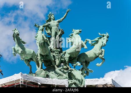 Das L'Harmonie Triomphant de la discorde （triumphierenden Harmonie der Zwietracht） Statue auf dem Grand Palais in Paris. Stockfoto