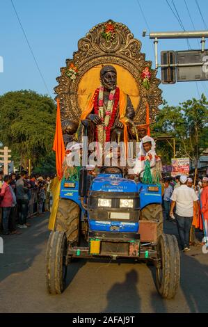 AMRAVATI, MAHARASHTRA, Indien - 27. SEPTEMBER 2018: Chatrapati Shivaji Maharaj Idol während der Prozession der Immersion Ganesh. Ganesh Chaturthi Festival Stockfoto