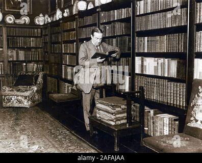 STANLEY BALDWIN (1867-1947) britischer Konservativer Staatsmann in der Bibliothek seines Astley Hall in Worcestshire, England. Stockfoto