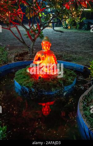 Schönen Buddha Statue in der Nacht Garten, Goa, Indien Stockfoto