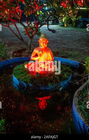 Schönen Buddha Statue in der Nacht Garten, Goa, Indien Stockfoto