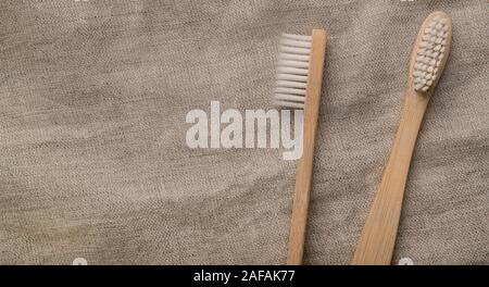 Zwei eco Zahnbürsten auf die natürliche Lehen Hintergrund Stockfoto