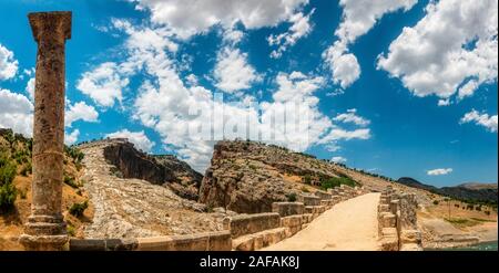 Panoramablick auf die Brücke, Severan Cendere Koprusu ist eine späte römische Brücke, in der Nähe von Nemrut Dagi, Türkei. Fahrbahn durch die antiken Säulen flankiert Stockfoto