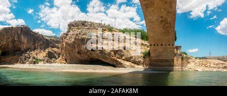 Panoramablick auf die Brücke, Severan Cendere Koprusu ist eine späte römische Brücke, in der Nähe von Nemrut Dagi, Türkei. Fahrbahn durch die antiken Säulen flankiert Stockfoto
