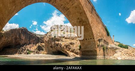 Panoramablick auf die Brücke, Severan Cendere Koprusu ist eine späte römische Brücke, in der Nähe von Nemrut Dagi, Türkei. Fahrbahn durch die antiken Säulen flankiert Stockfoto