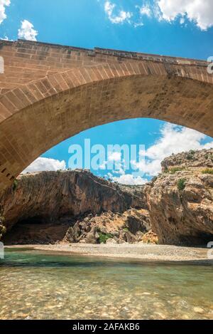 Panoramablick auf die Brücke, Severan Cendere Koprusu ist eine späte römische Brücke, in der Nähe von Nemrut Dagi, Türkei. Fahrbahn durch die antiken Säulen flankiert Stockfoto