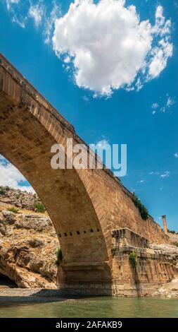 Panoramablick auf die Brücke, Severan Cendere Koprusu ist eine späte römische Brücke, in der Nähe von Nemrut Dagi, Türkei. Fahrbahn durch die antiken Säulen flankiert Stockfoto