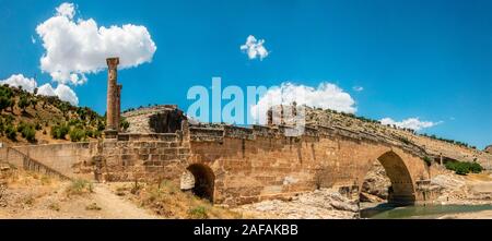 Panoramablick auf die Brücke, Severan Cendere Koprusu ist eine späte römische Brücke, in der Nähe von Nemrut Dagi, Türkei. Fahrbahn durch die antiken Säulen flankiert Stockfoto