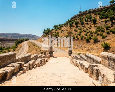 Panoramablick auf die Brücke, Severan Cendere Koprusu ist eine späte römische Brücke, in der Nähe von Nemrut Dagi, Türkei. Fahrbahn durch die antiken Säulen flankiert Stockfoto