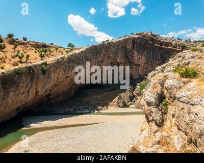 Panoramablick auf die Schlucht mit prähistorischen Höhlen über die Breite und fast trockenen Flussbett des Cendere, in der Nähe von Nemtur Dagi Straße. Türkei Stockfoto