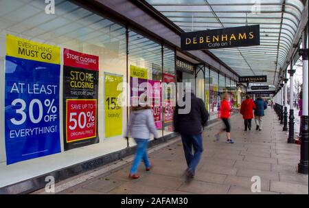 Southport, Merseyside. Wetter in Großbritannien. Dezember 2019. Alles muss verkauft werden bei Debenhams Damenmode wird geschlossen Verkauf in der Lord Street. Administratoren haben die Gruppe an ein neu gegründetes Unternehmen verkauft, das von Debenhams Kreditgebern kontrolliert wird, darunter Hedgefonds, die Alcentra, Angelo Gordon und Silver Point Capital umfassen. Unter dem neuen Eigentümer wird Debenhams Zugang zu 200 Millionen Pfund an Soforthilfen haben. Stockfoto