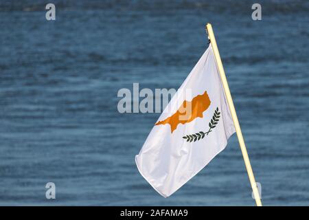 Zypriotischer Flagge am Heck eines Schiffes Stockfoto