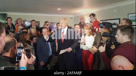 Noch von PA Video von Premierminister Boris Johnson sprach bei einem Besuch in Sedgefield Cricket Club. Stockfoto