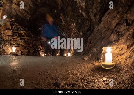 Goslar, Deutschland. 14 Dez, 2019. Die Besucher gehen durch den Kerzenschein Roeder Tunnel in das Weltkulturerbe Rammelsberg. Jedes Jahr am dritten Advent das Museum seine Türen für eine unterirdische Weihnachtsmarkt öffnet sich. Credit: Swen Pförtner/dpa/Alamy leben Nachrichten Stockfoto