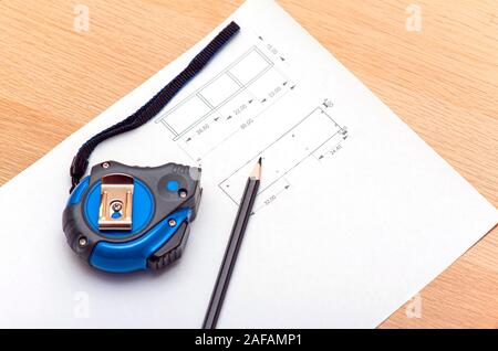 Technische Zeichnung auf den Tisch und Bau Roulette mit Bleistift Stockfoto