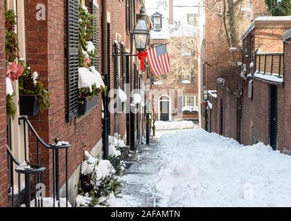 USA, Boston - Januar 2018 - Acorn Street im Schnee mit der amerikanischen Flagge Stockfoto