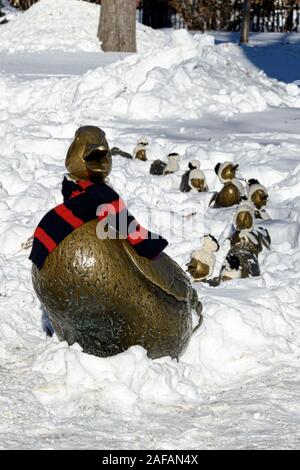 USA, Boston - Januar 2018: 'Make Weg für Entenküken" mit Frau Ente Ihr winter Schal tragen, ihre Babys in kleinen Kammgarn Hüte. Nancy Schön's Magical s Stockfoto