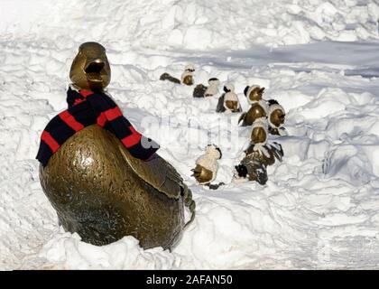 USA, Boston - Januar 2018: 'Make Weg für Entenküken" mit Frau Ente Ihr winter Schal tragen, ihre Babys in kleinen Kammgarn Hüte. Nancy Schön's Magical s Stockfoto