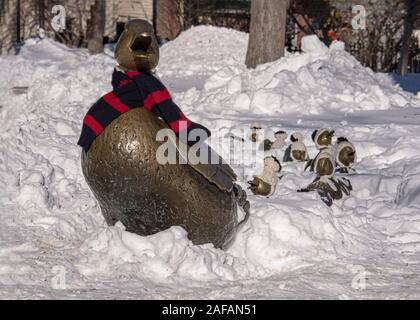 USA, Boston - Januar 2018: 'Make Weg für Entenküken" mit Frau Ente Ihr winter Schal tragen, ihre Babys in kleinen Kammgarn Hüte. Nancy Schön's Magical s Stockfoto