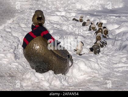 USA, Boston - Januar 2018: 'Make Weg für Entenküken" mit Frau Ente Ihr winter Schal tragen, ihre Babys in kleinen Kammgarn Hüte. Nancy Schön's Magical s Stockfoto