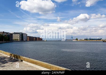 Der Blick über den Inneren Hafen (Inre hamnen) und das Meer genannt Öresund, die finnlines Fähren und die Apartments am Ufer entlang in Malmö, Schweden Stockfoto