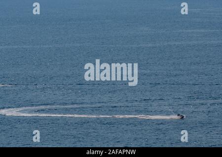 Ein einsamer Jet Ski Fahrer auf das offene Meer Stockfoto