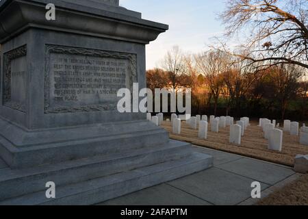 Inschrift auf dem Sockel des Denkmals 1876 in Salisbury National Friedhof neben der Masse Beerdigung Gräben von inhaftierten Union Bürgerkrieg Soldaten Stockfoto