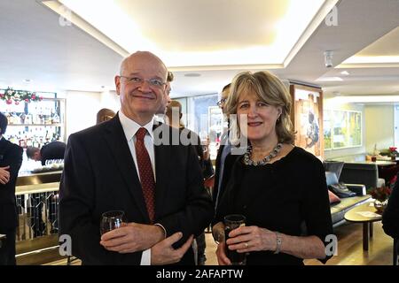 Davina Crole Press Officer, internationale Medien bei der britischen Außenministerium im Ivy Club am Nachmittag nach der Nacht vor der Party im Ivy Lounge mit Botschafter von Australien bis zu den Vereinigten Königreich Amtsinhaber George Brandis im Loft, der Club im The Ivy 9 West Street, London WC2H 9NE am 13/11/2019 Stockfoto