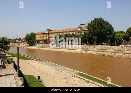 NIS, Serbien - Juni 08, 2019: nisava Fluss und Panoramablick auf das Zentrum der Stadt Nis, Serbien. Nis ist die drittgrößte Stadt in Serbien Stockfoto