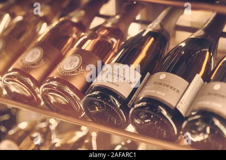 Paris, Frankreich - Dez 2019: Stimmung schuss Sekt Champagner Louis Roederer Brut Premier und Cristal Rose in Rack im Restaurant. In der Nähe von Wein Bott Stockfoto