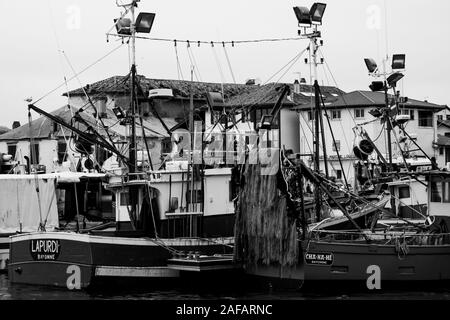 Fischerboote im Hafen von Saint-Jean-de-Luz, Aquitanien, Frankreich Stockfoto