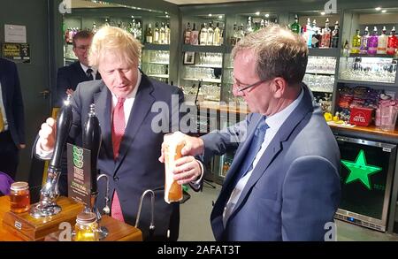 Noch von PA Video von Premierminister Boris Johnson (links) ziehen ein Pint mit sedgefield neue Konservative MP Paul Howell bei einem Besuch in Sedgefield Cricket Club. Stockfoto