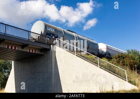 Kesselwagen auf einem Bahndamm Stockfoto