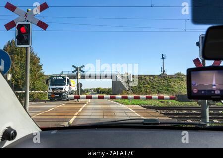 Das Warten an einer beschränkten Bahnübergang Stockfoto