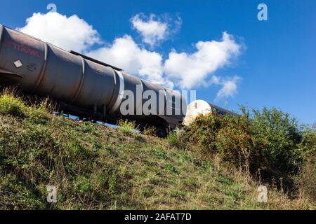 Kesselwagen auf einem Bahndamm Stockfoto