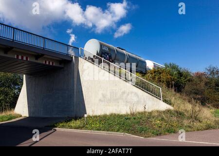 Kesselwagen auf einem Bahndamm Stockfoto