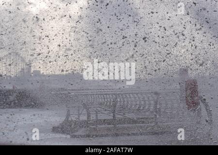 Blackpool, Großbritannien. 14 Dez, 2019. Wetter news. Ein stürmischer Tag hier in Blackpool mit Hugh Wellen zerschlagen das Resort. Credit: Gary Telford/Alamy leben Nachrichten Stockfoto