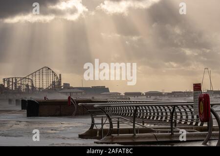 Blackpool, Großbritannien. 14 Dez, 2019. Wetter news. Ein stürmischer Tag hier in Blackpool mit Hugh Wellen zerschlagen das Resort. Credit: Gary Telford/Alamy leben Nachrichten Stockfoto