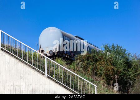 Kesselwagen auf einem Bahndamm Stockfoto