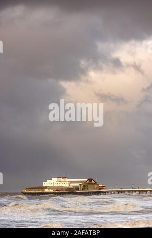 Blackpool, Großbritannien. 14 Dez, 2019. Wetter news. Ein stürmischer Tag hier in Blackpool mit Hugh Wellen zerschlagen das Resort. Credit: Gary Telford/Alamy leben Nachrichten Stockfoto