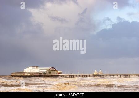 Blackpool, Großbritannien. 14 Dez, 2019. Wetter news. Ein stürmischer Tag hier in Blackpool mit Hugh Wellen zerschlagen das Resort. Credit: Gary Telford/Alamy leben Nachrichten Stockfoto