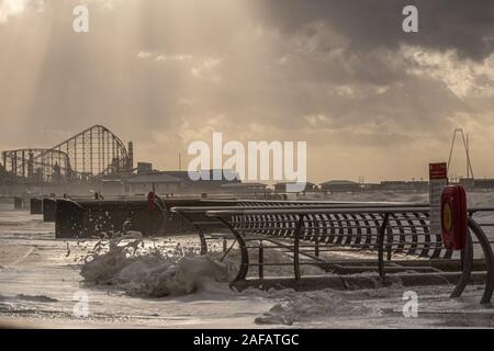 Blackpool, Großbritannien. 14 Dez, 2019. Wetter news. Ein stürmischer Tag hier in Blackpool mit Hugh Wellen zerschlagen das Resort. Credit: Gary Telford/Alamy leben Nachrichten Stockfoto